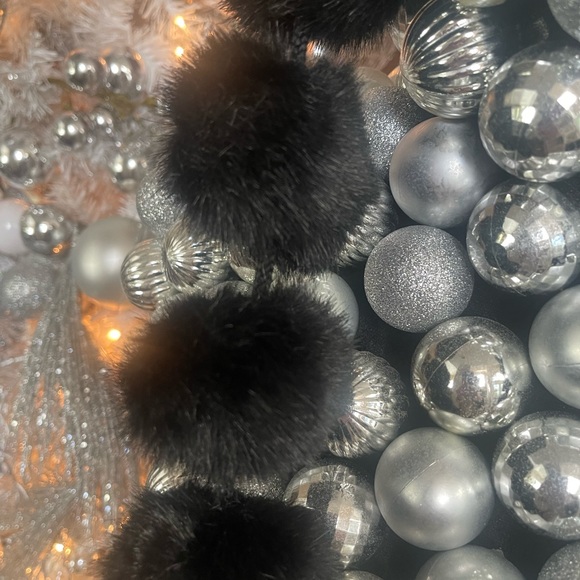 this is a woman’s scarf consisting of 25 fur like pom-poms. It’s 52” long - Picture 3 of 9